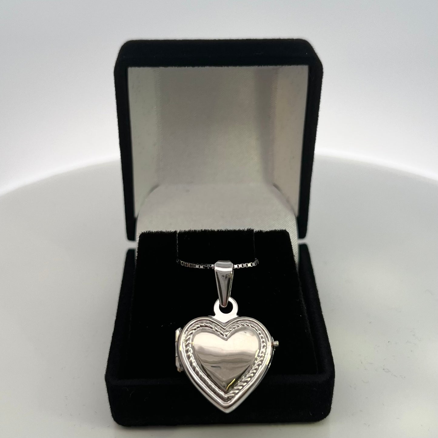 10kt White Gold Necklace Heart Locket